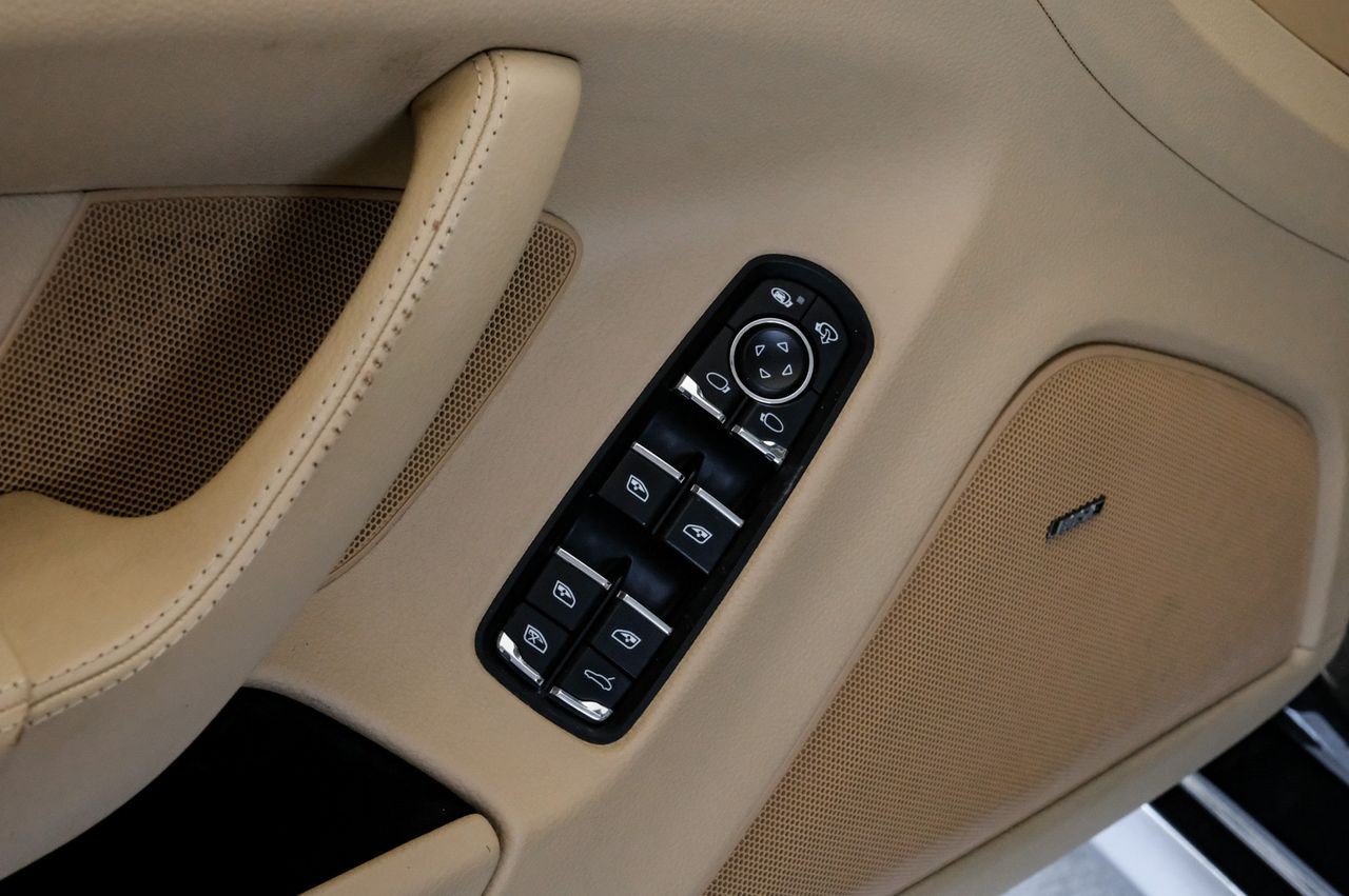 Porsche Panamera Vehicle Main Gallery Image 45