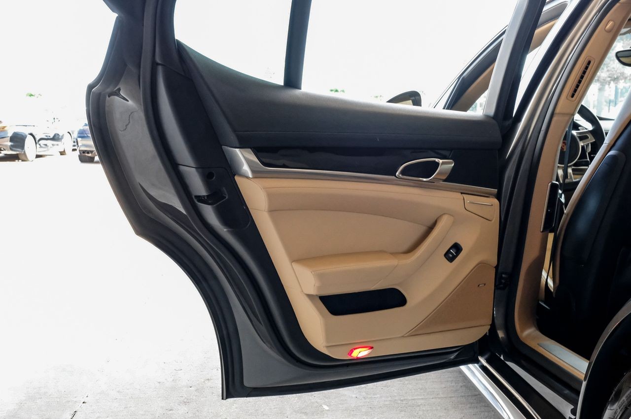 Porsche Panamera Vehicle Main Gallery Image 49