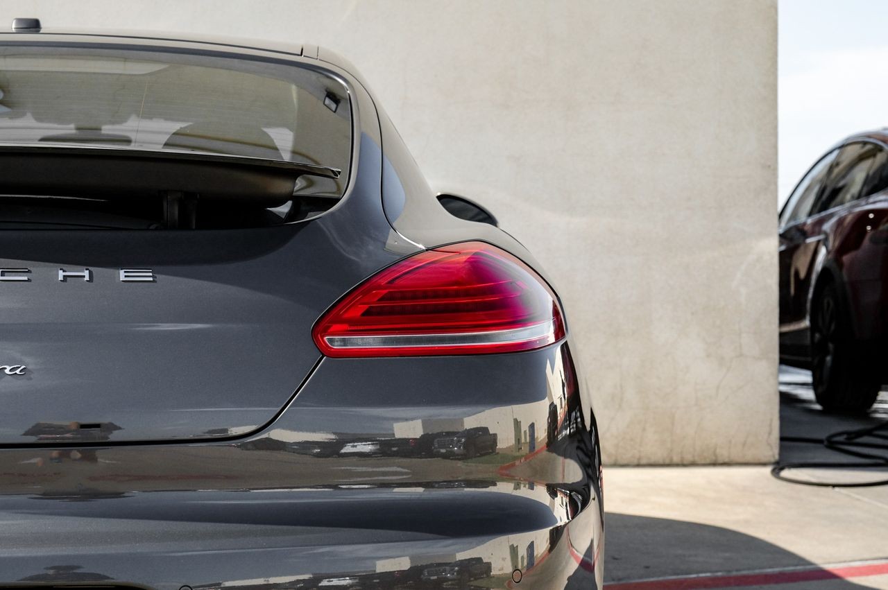 Porsche Panamera Vehicle Main Gallery Image 52