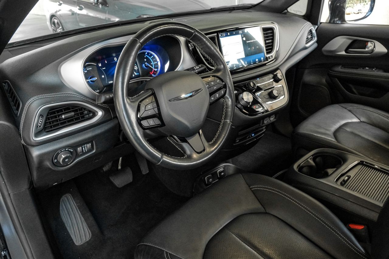 Chrysler Pacifica Vehicle Main Gallery Image 03