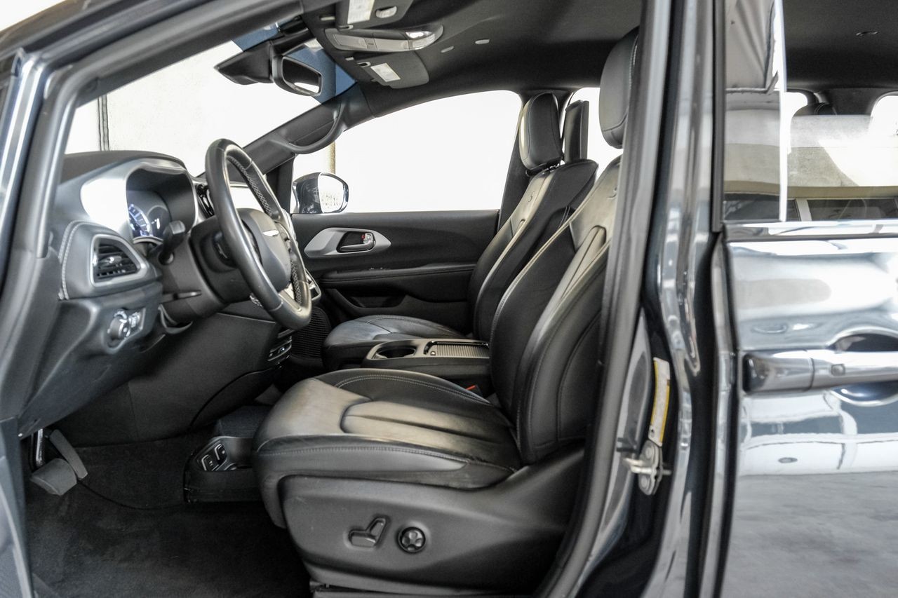 Chrysler Pacifica Vehicle Main Gallery Image 04