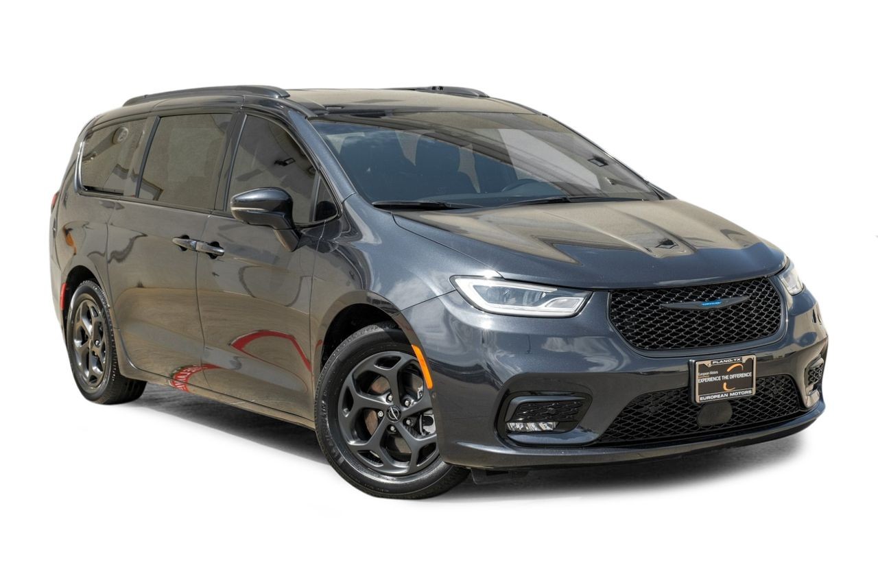 Chrysler Pacifica Vehicle Main Gallery Image 06