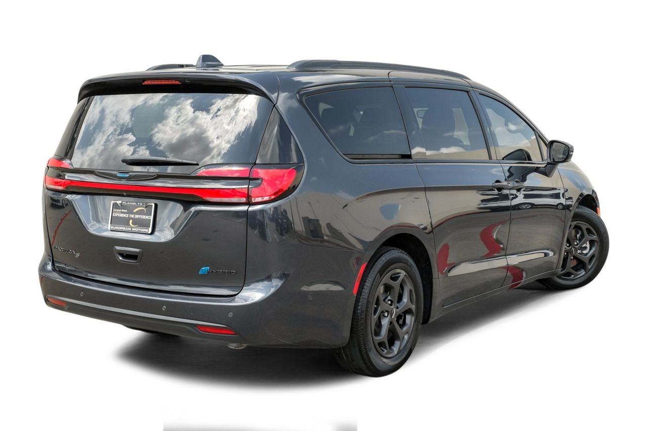 Chrysler Pacifica Vehicle Main Gallery Image 08