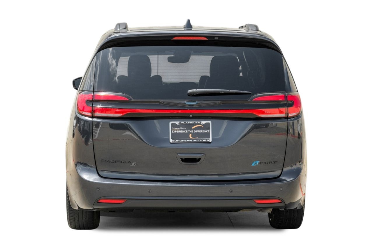 Chrysler Pacifica Vehicle Main Gallery Image 09