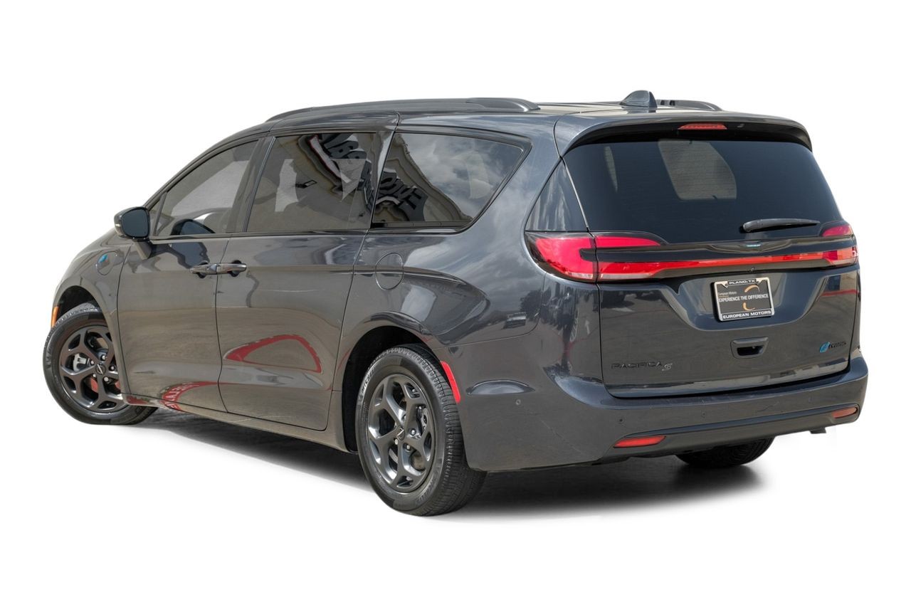 Chrysler Pacifica Vehicle Main Gallery Image 10
