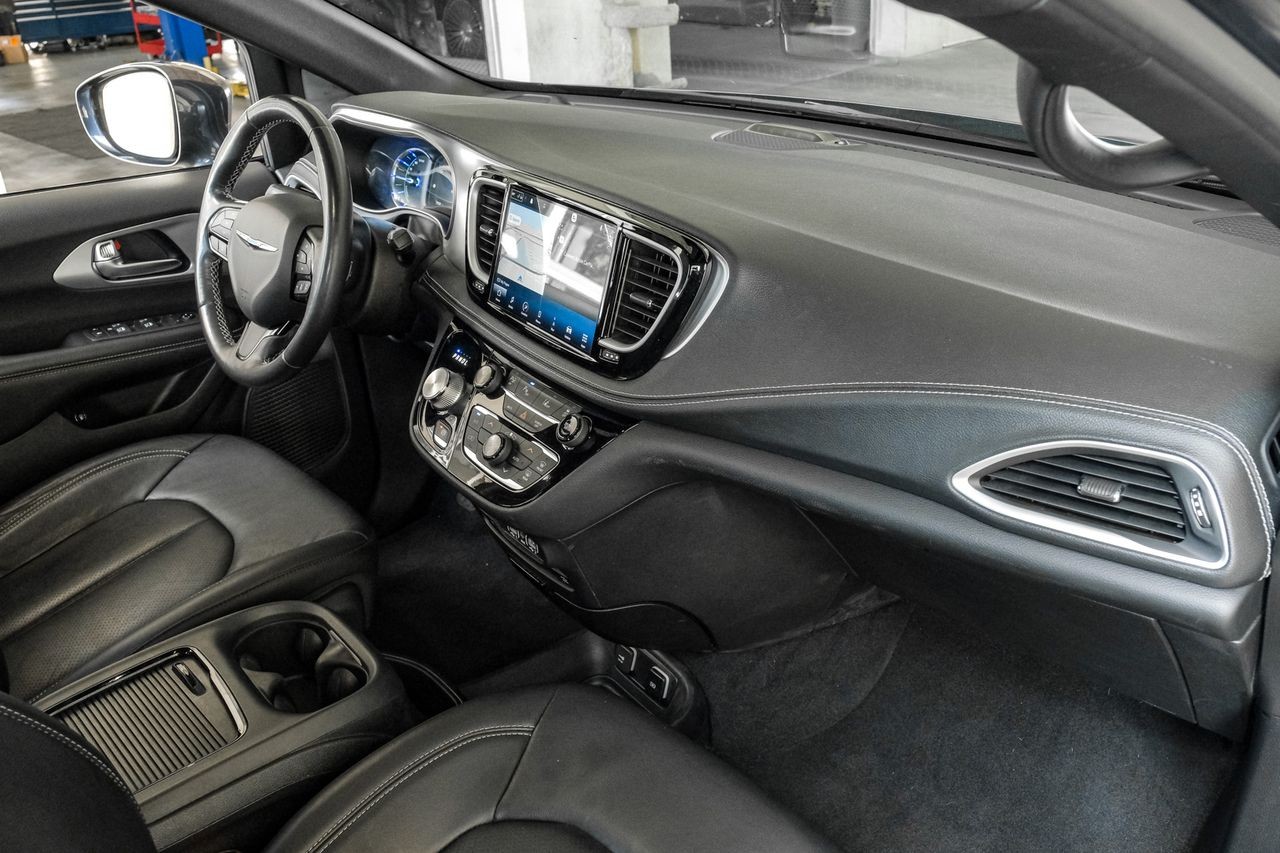 Chrysler Pacifica Vehicle Main Gallery Image 12