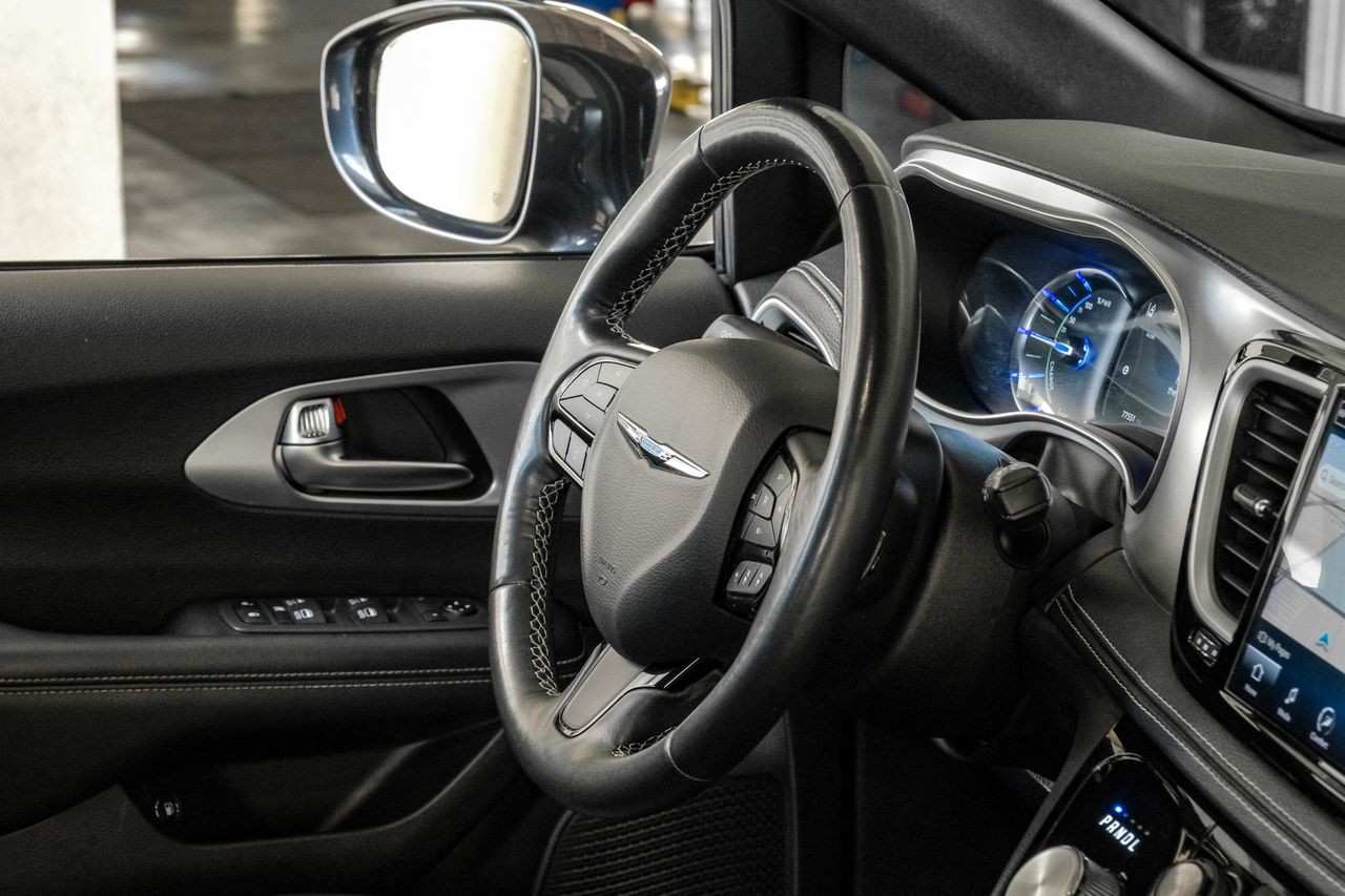 Chrysler Pacifica Vehicle Main Gallery Image 13