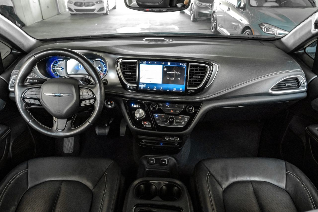 Chrysler Pacifica Vehicle Main Gallery Image 14