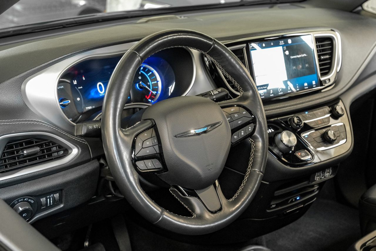 Chrysler Pacifica Vehicle Main Gallery Image 15