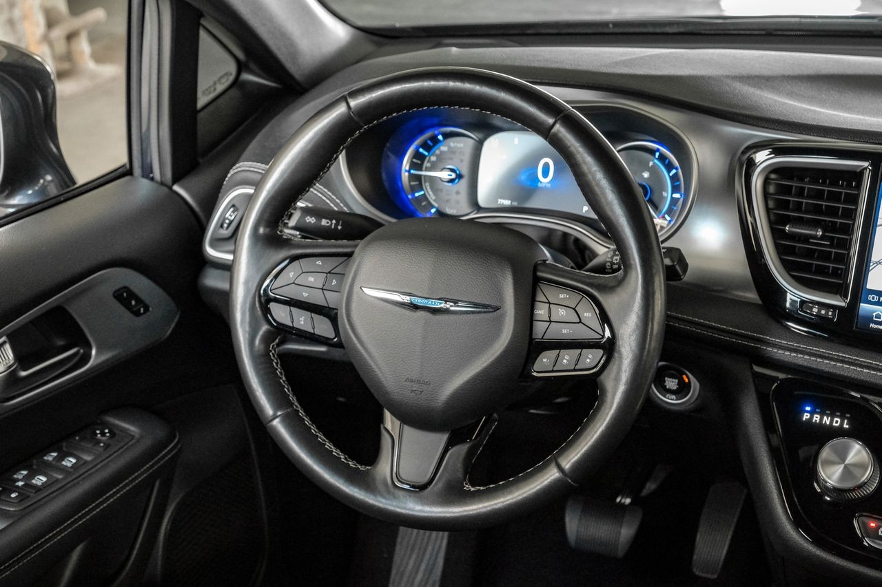 Chrysler Pacifica Vehicle Main Gallery Image 16