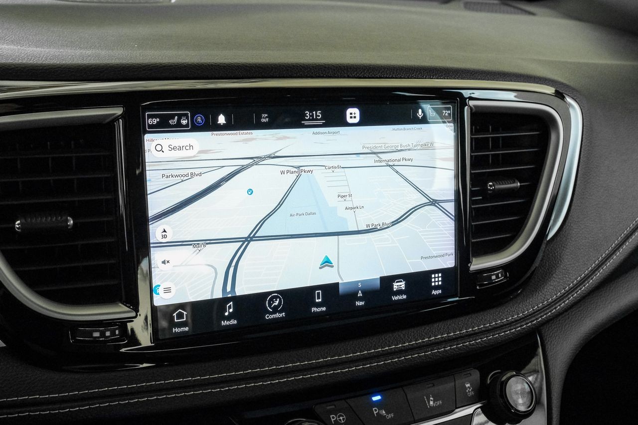 Chrysler Pacifica Vehicle Main Gallery Image 23