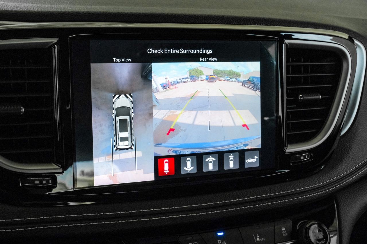 Chrysler Pacifica Vehicle Main Gallery Image 24