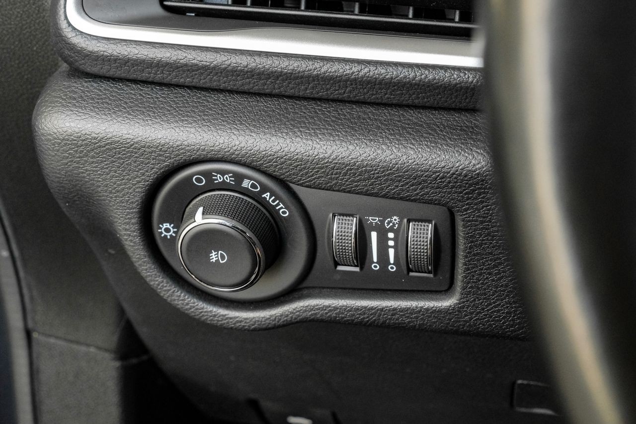 Chrysler Pacifica Vehicle Main Gallery Image 25