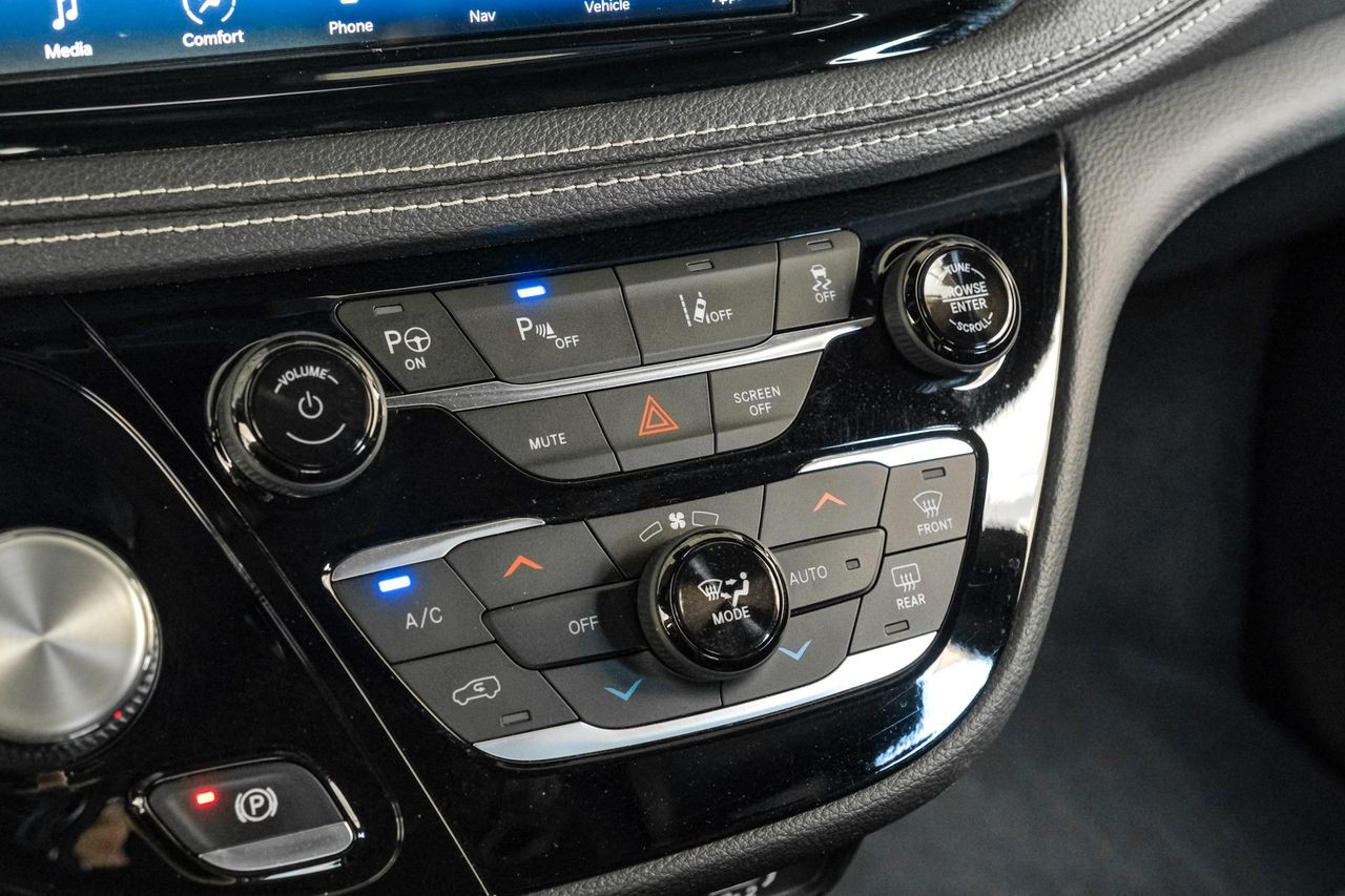 Chrysler Pacifica Vehicle Main Gallery Image 28