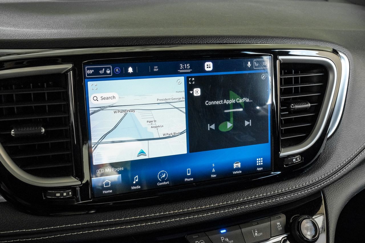 Chrysler Pacifica Vehicle Main Gallery Image 30