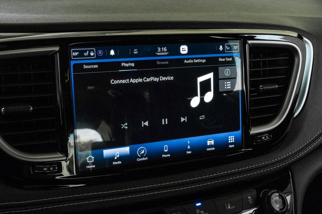 Chrysler Pacifica Vehicle Main Gallery Image 31