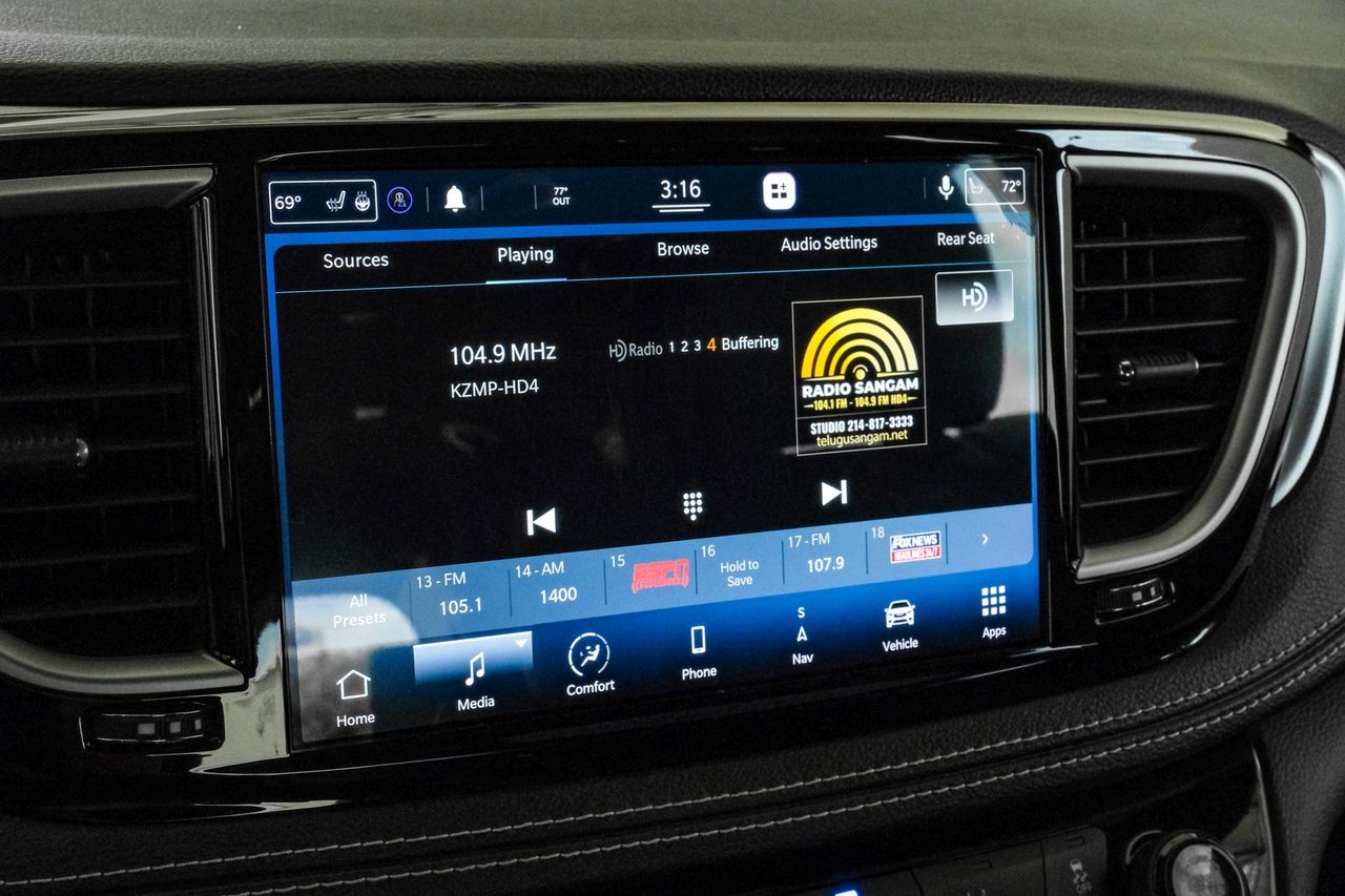 Chrysler Pacifica Vehicle Main Gallery Image 32