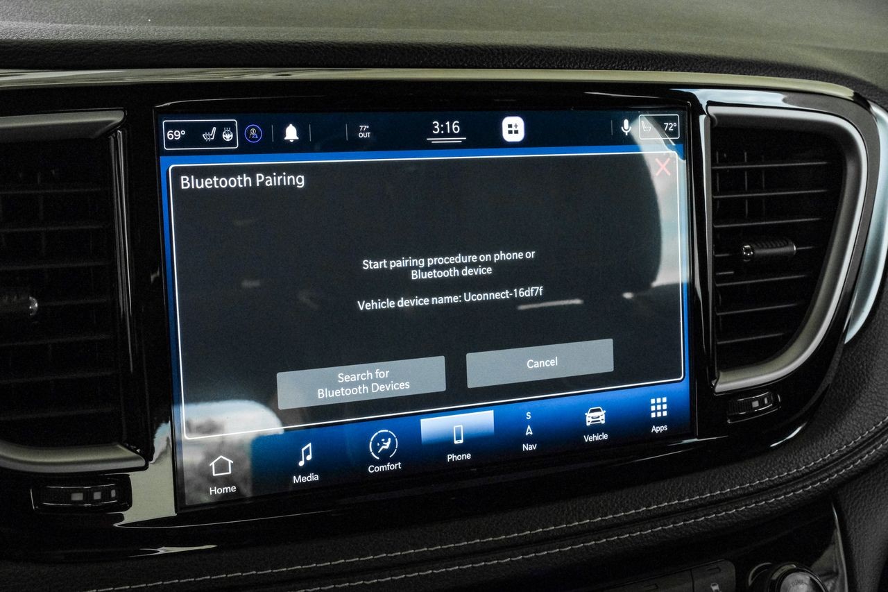 Chrysler Pacifica Vehicle Main Gallery Image 33