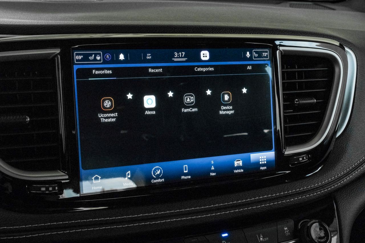 Chrysler Pacifica Vehicle Main Gallery Image 34