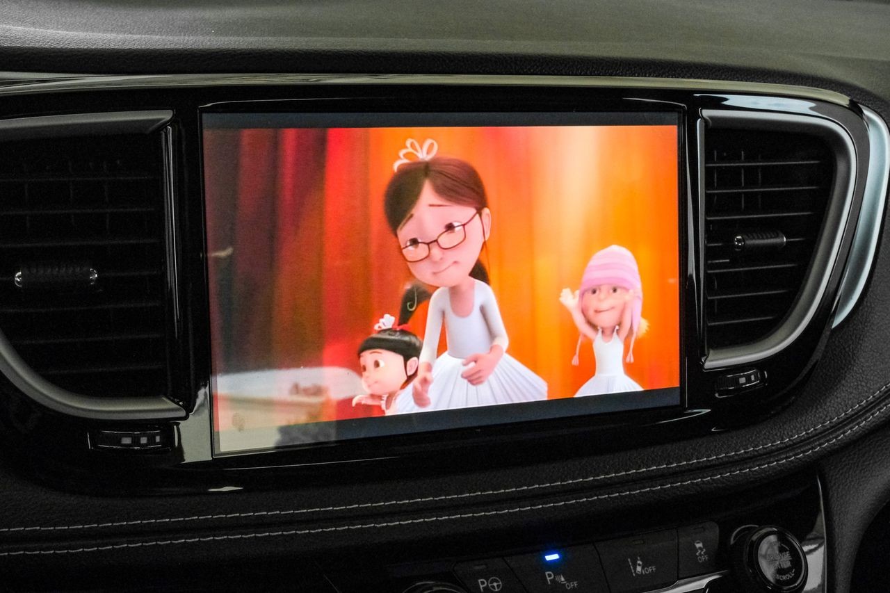 Chrysler Pacifica Vehicle Main Gallery Image 35
