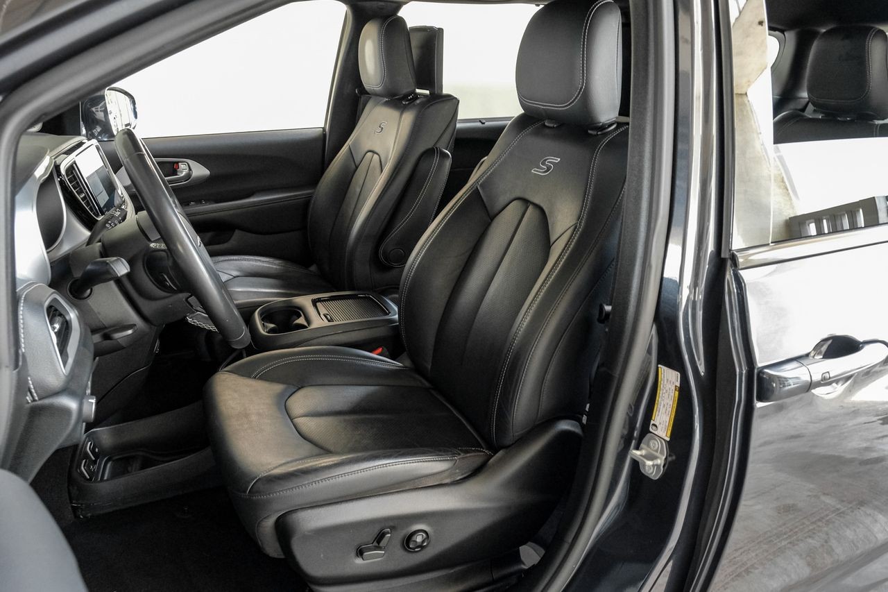 Chrysler Pacifica Vehicle Main Gallery Image 38