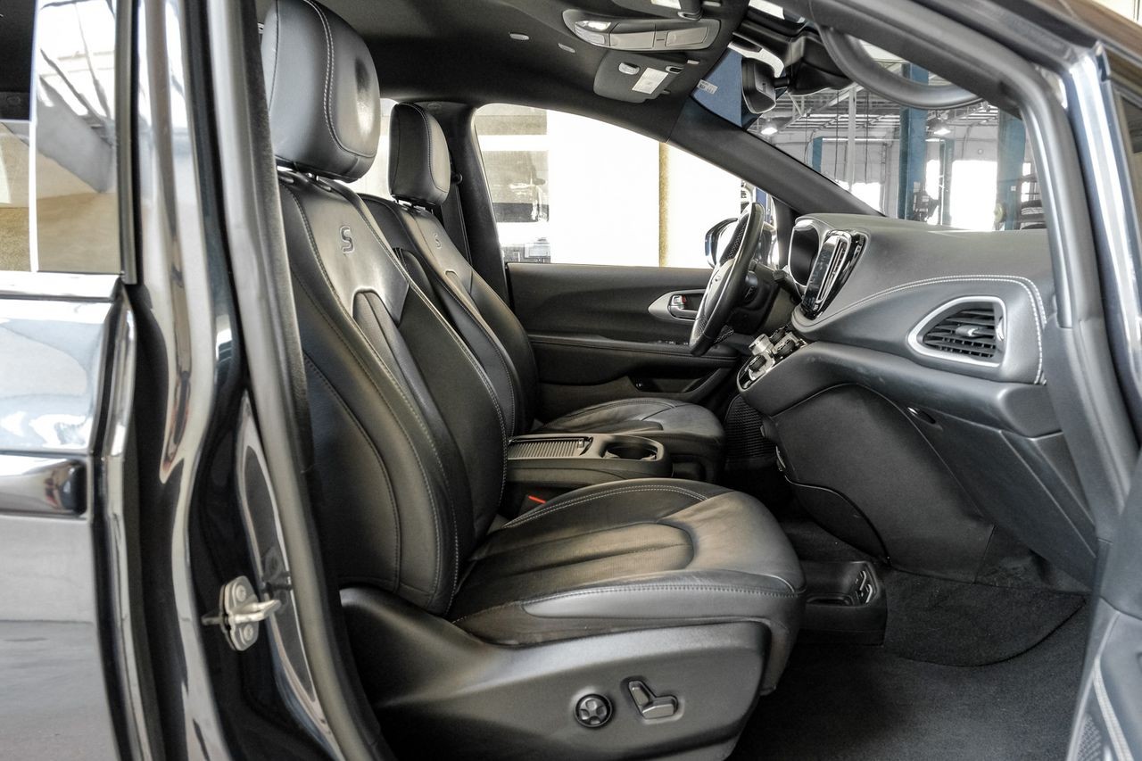 Chrysler Pacifica Vehicle Main Gallery Image 40