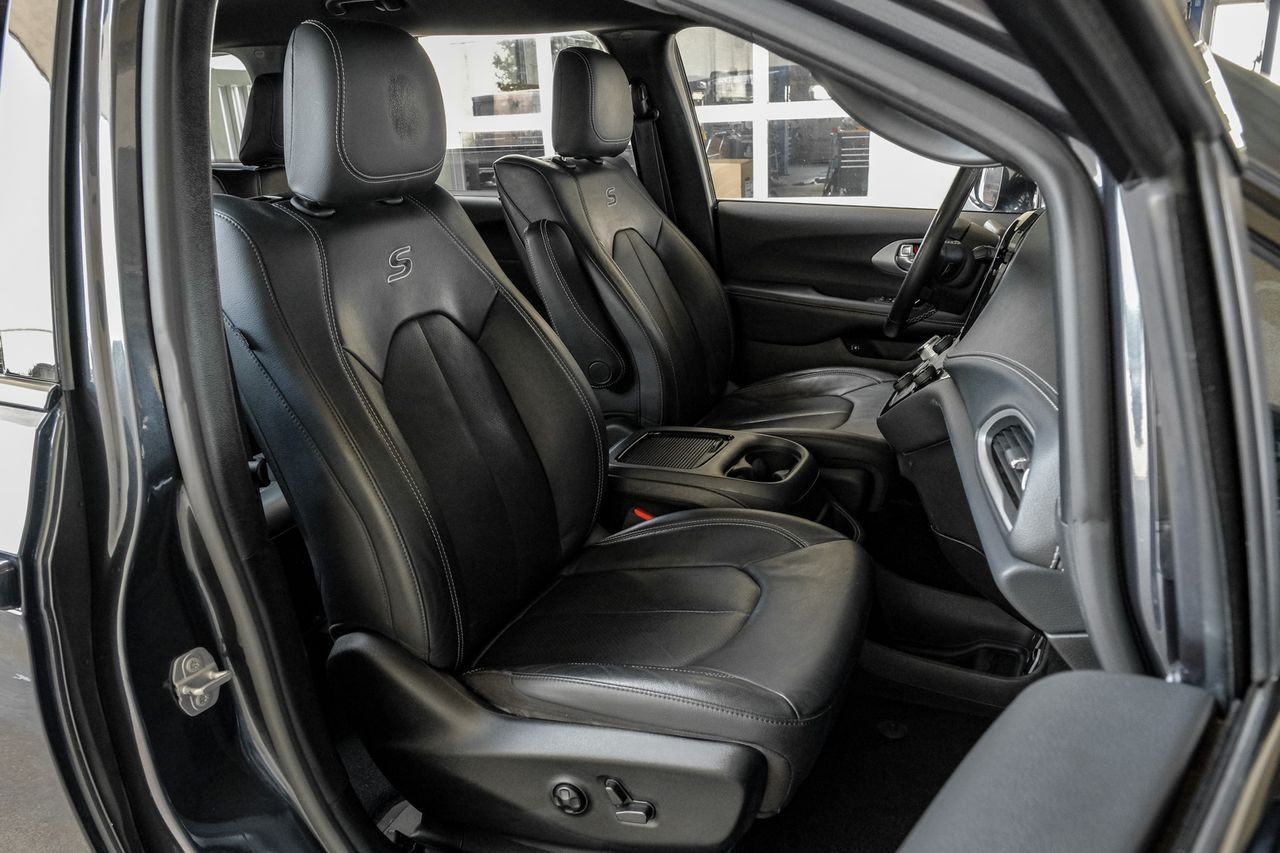 Chrysler Pacifica Vehicle Main Gallery Image 41