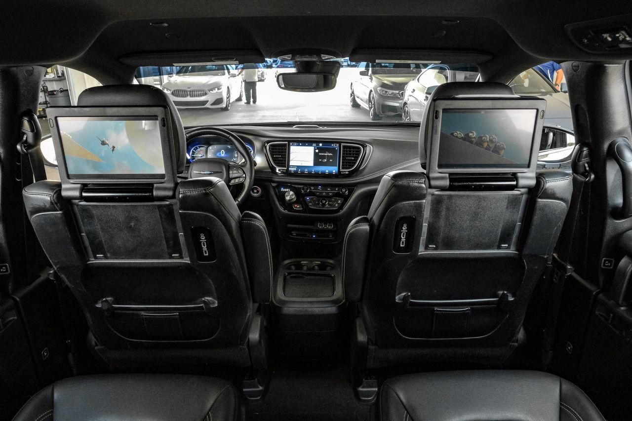 Chrysler Pacifica Vehicle Main Gallery Image 46