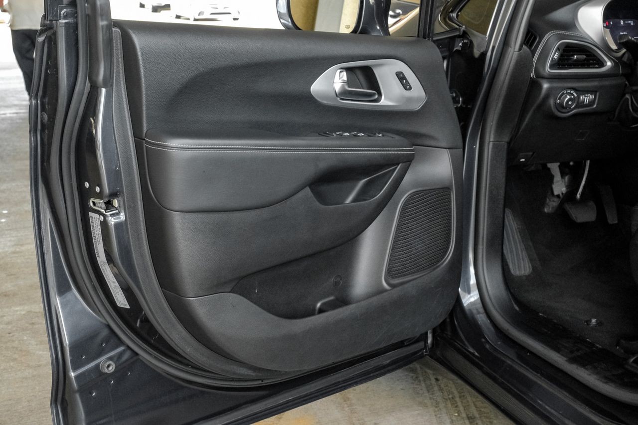 Chrysler Pacifica Vehicle Main Gallery Image 58