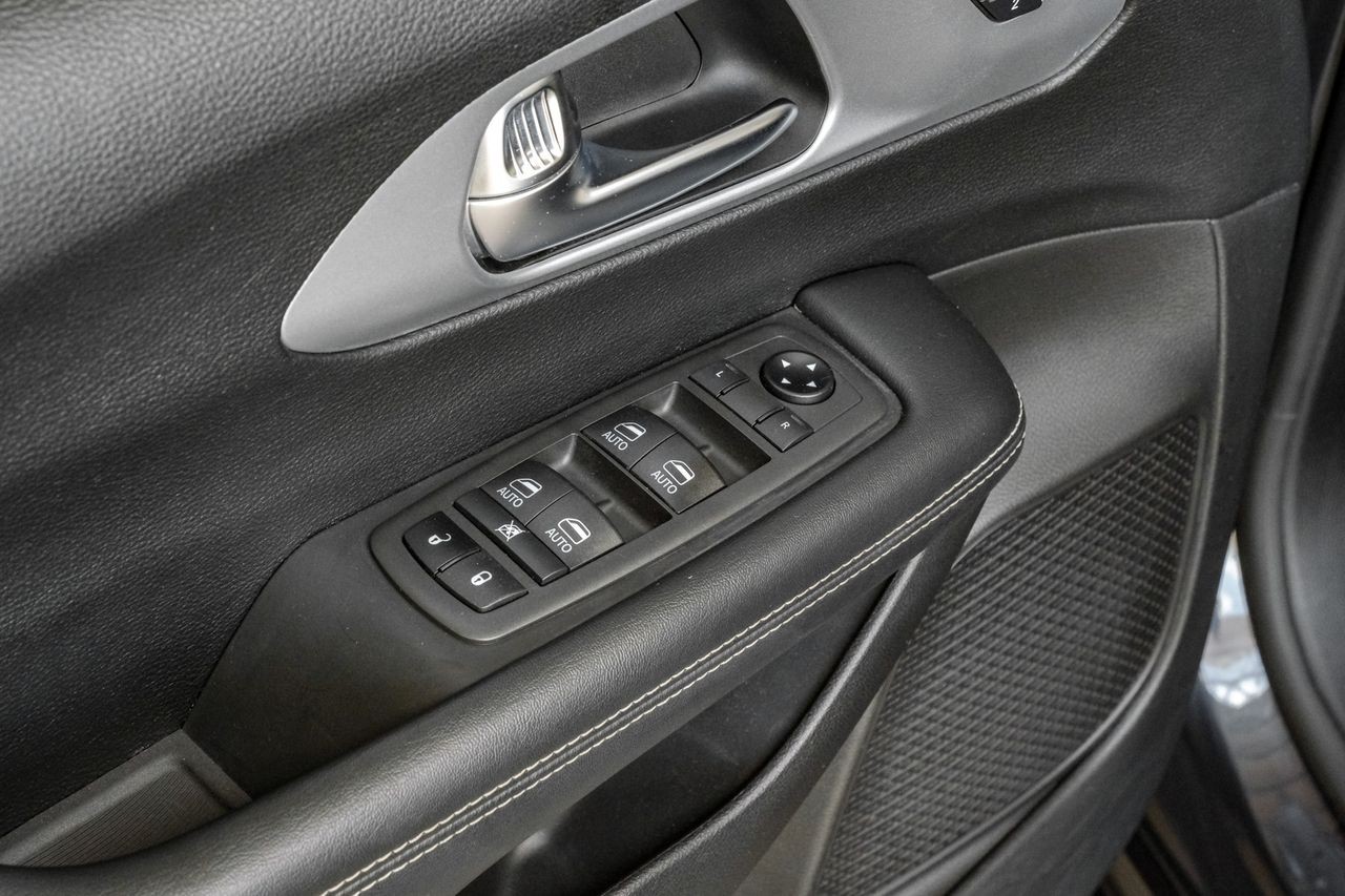 Chrysler Pacifica Vehicle Main Gallery Image 59