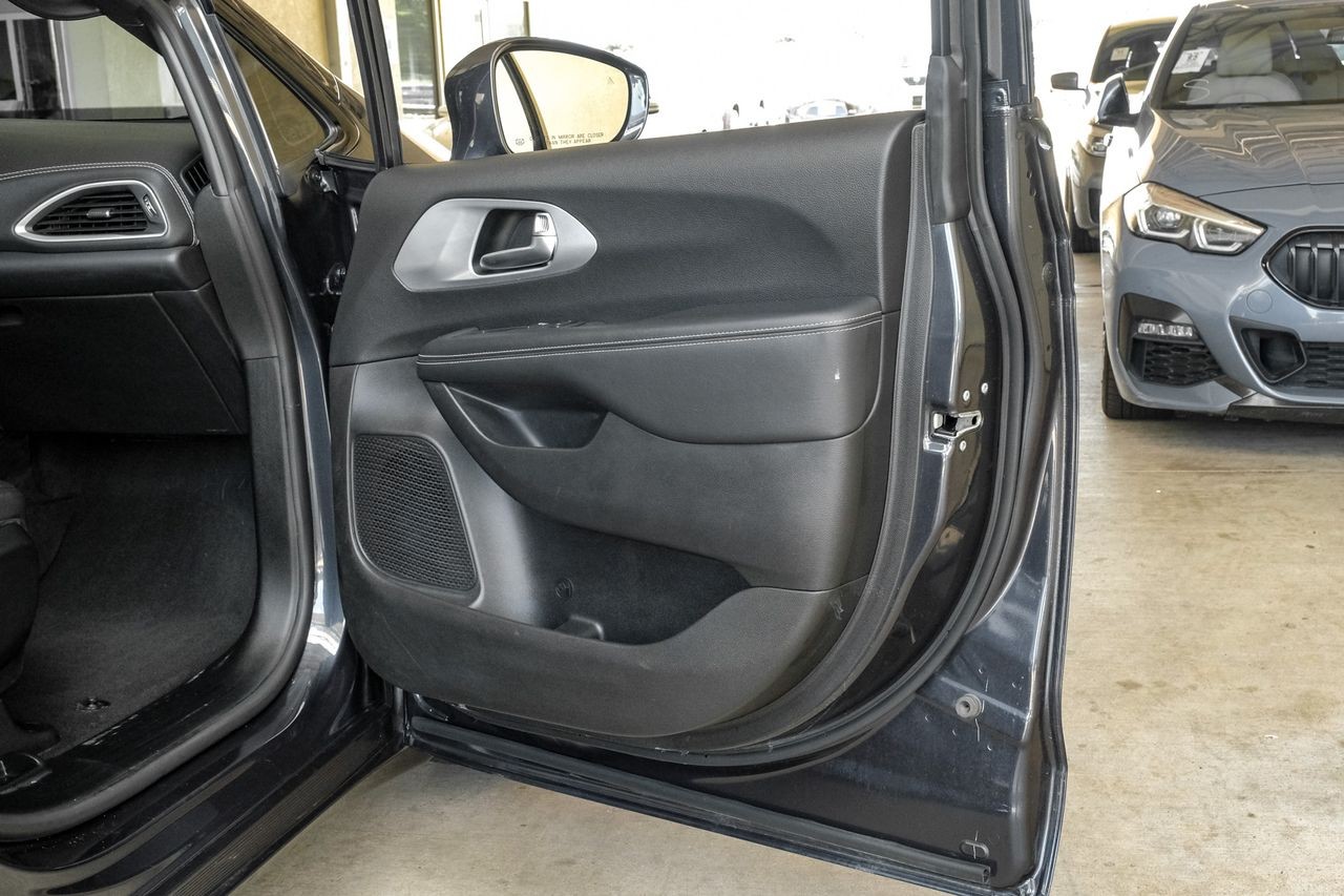 Chrysler Pacifica Vehicle Main Gallery Image 61