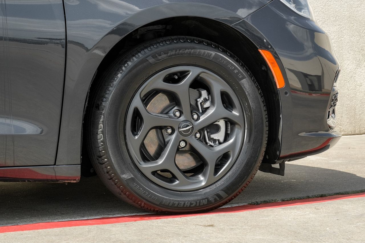 Chrysler Pacifica Vehicle Main Gallery Image 70