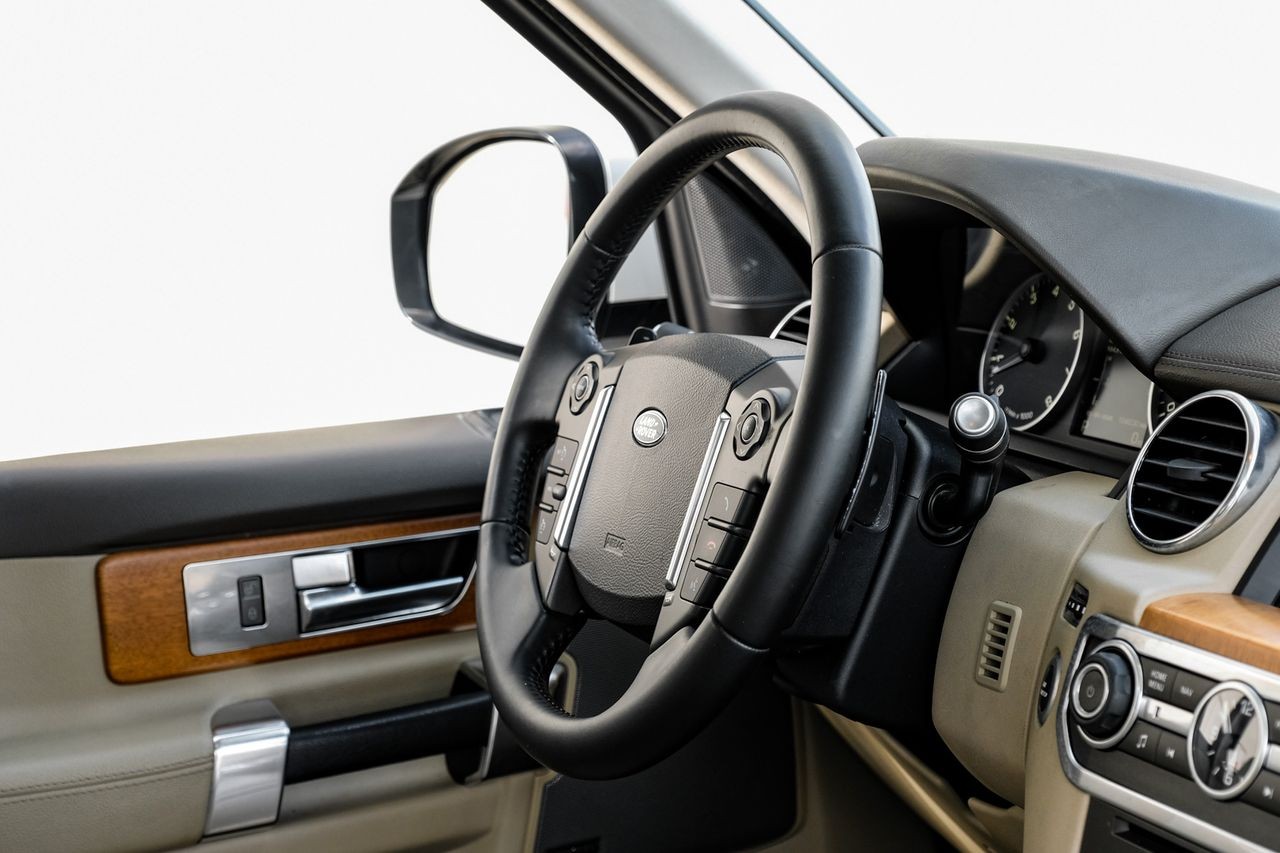 Land Rover LR4 Vehicle Main Gallery Image 14