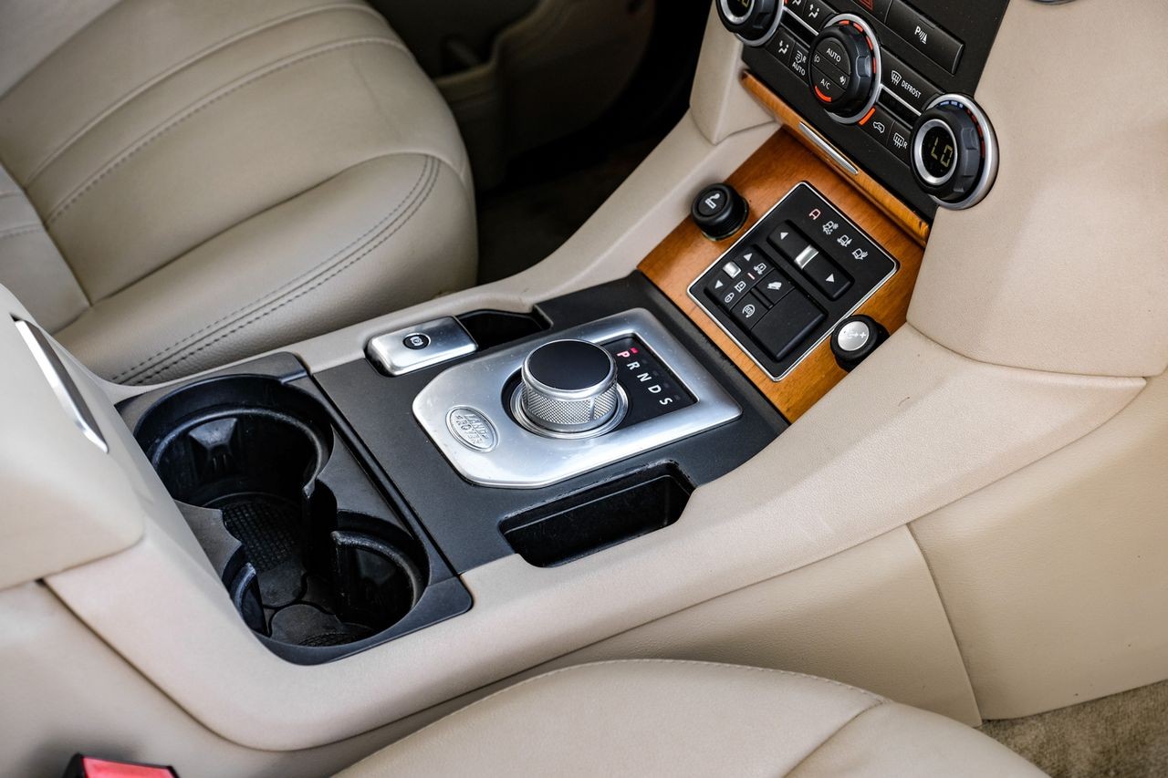 Land Rover LR4 Vehicle Main Gallery Image 24