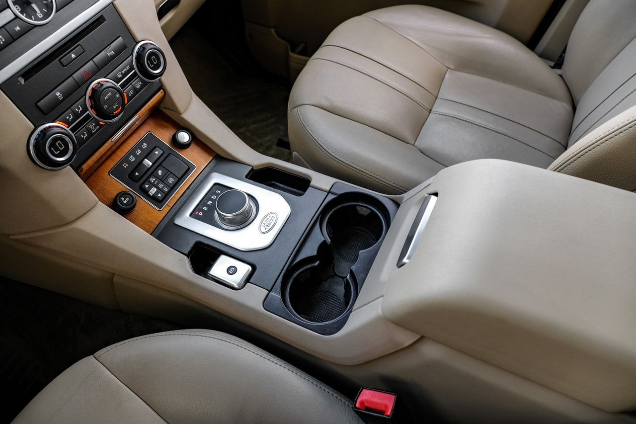 Land Rover LR4 Vehicle Main Gallery Image 25