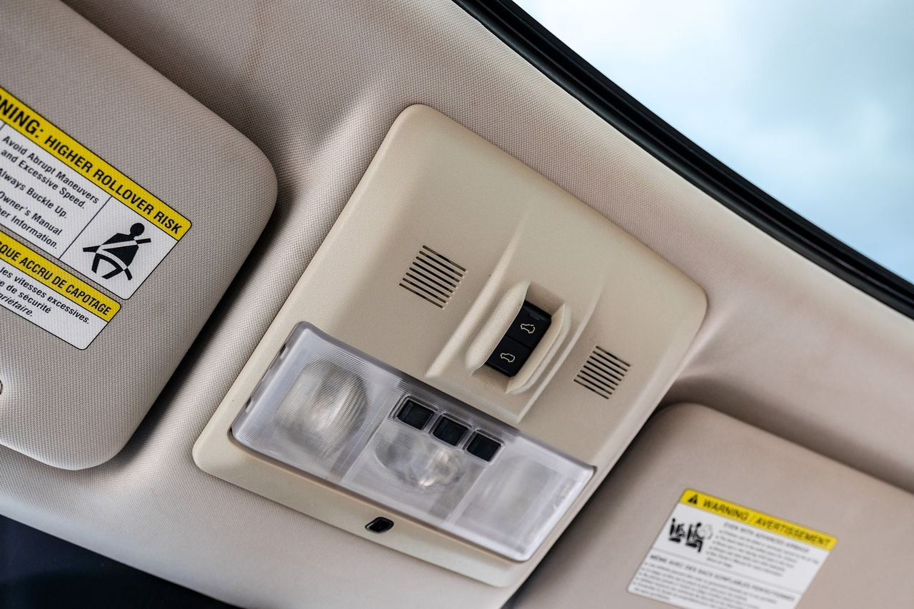Land Rover LR4 Vehicle Main Gallery Image 30