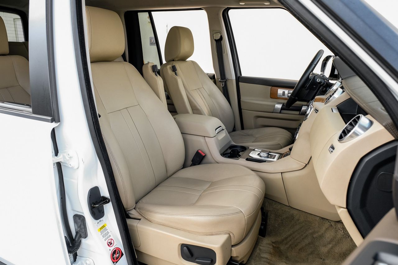 Land Rover LR4 Vehicle Main Gallery Image 32