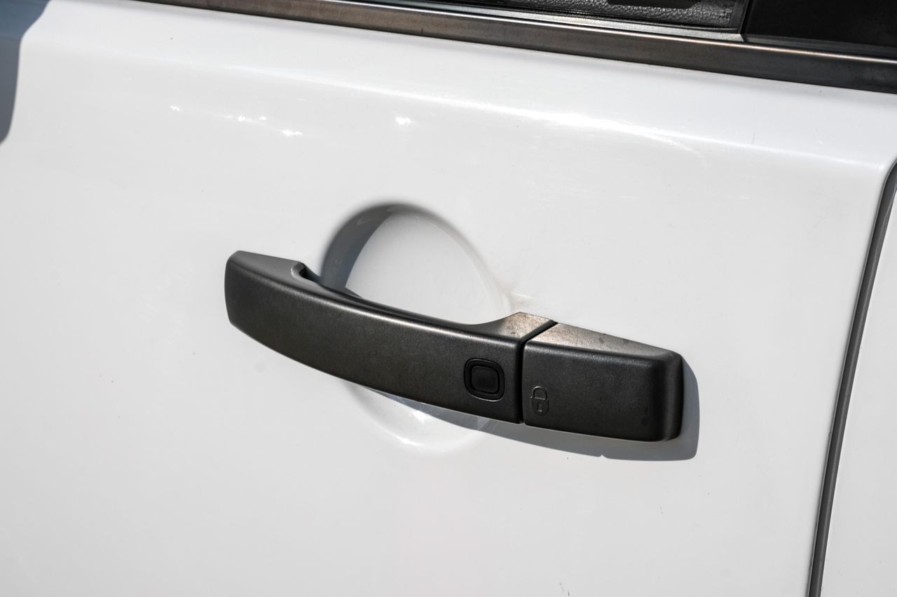Land Rover LR4 Vehicle Main Gallery Image 38