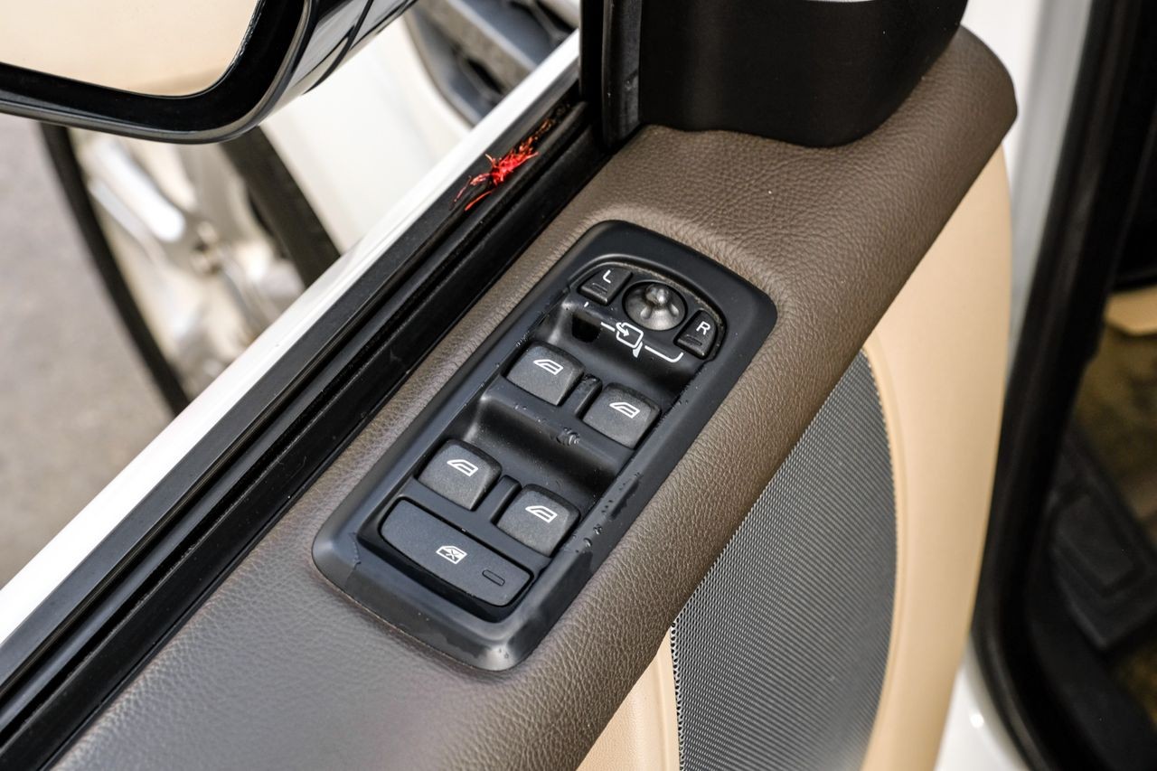 Land Rover LR4 Vehicle Main Gallery Image 41