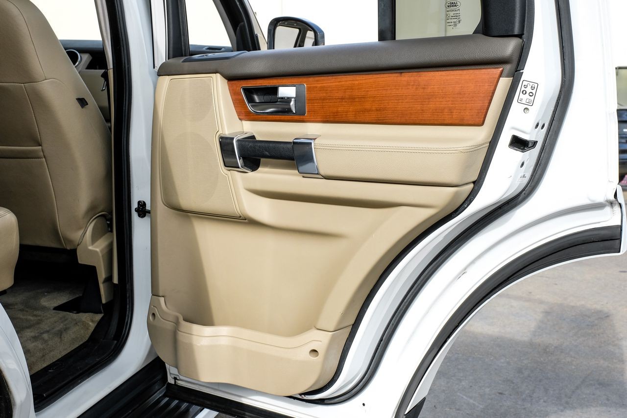 Land Rover LR4 Vehicle Main Gallery Image 44
