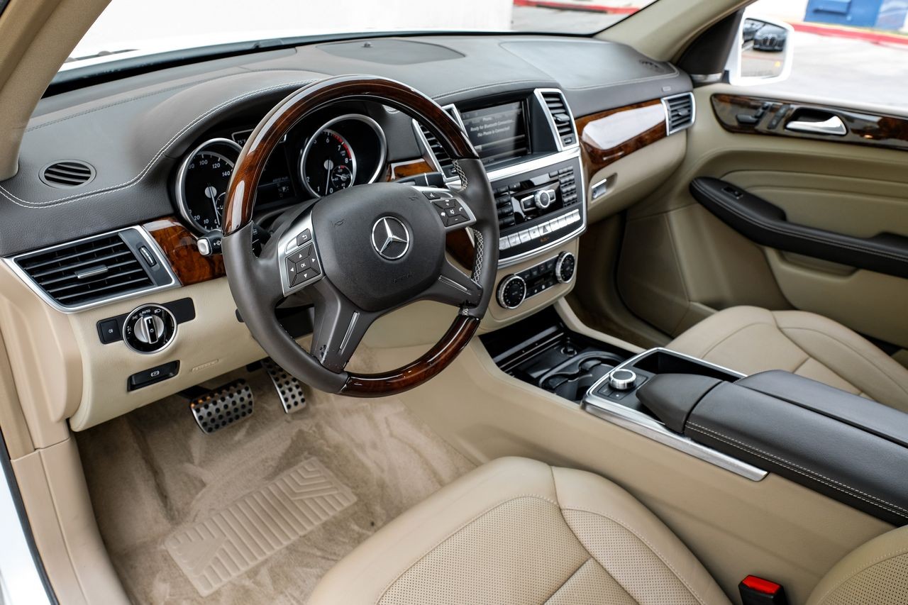 Mercedes-Benz ML Class Vehicle Main Gallery Image 03