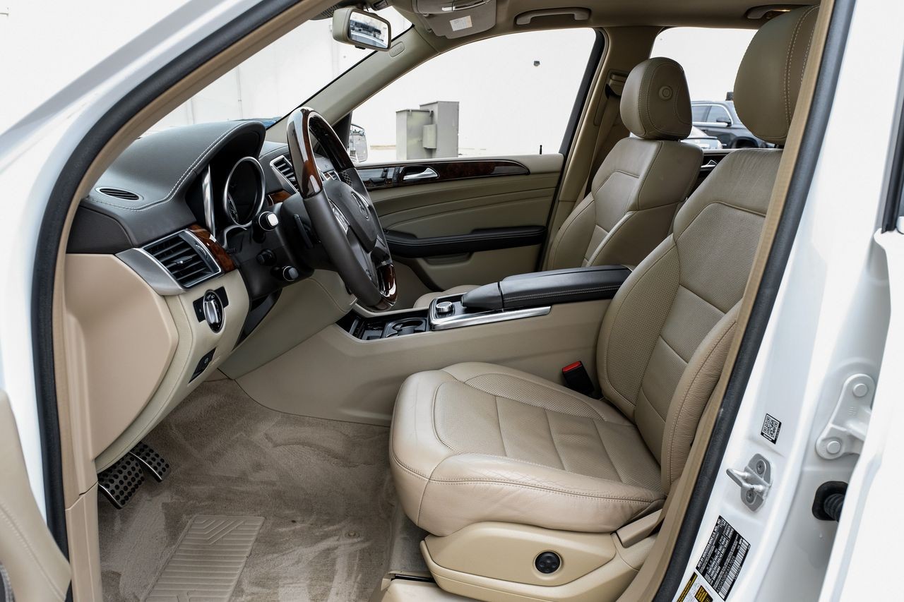 Mercedes-Benz ML Class Vehicle Main Gallery Image 04