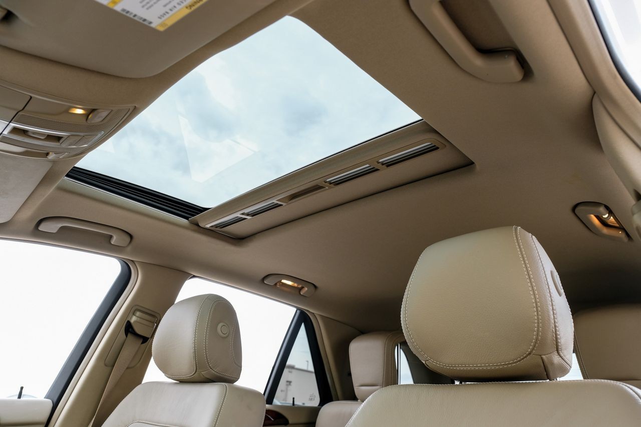 Mercedes-Benz ML Class Vehicle Main Gallery Image 05