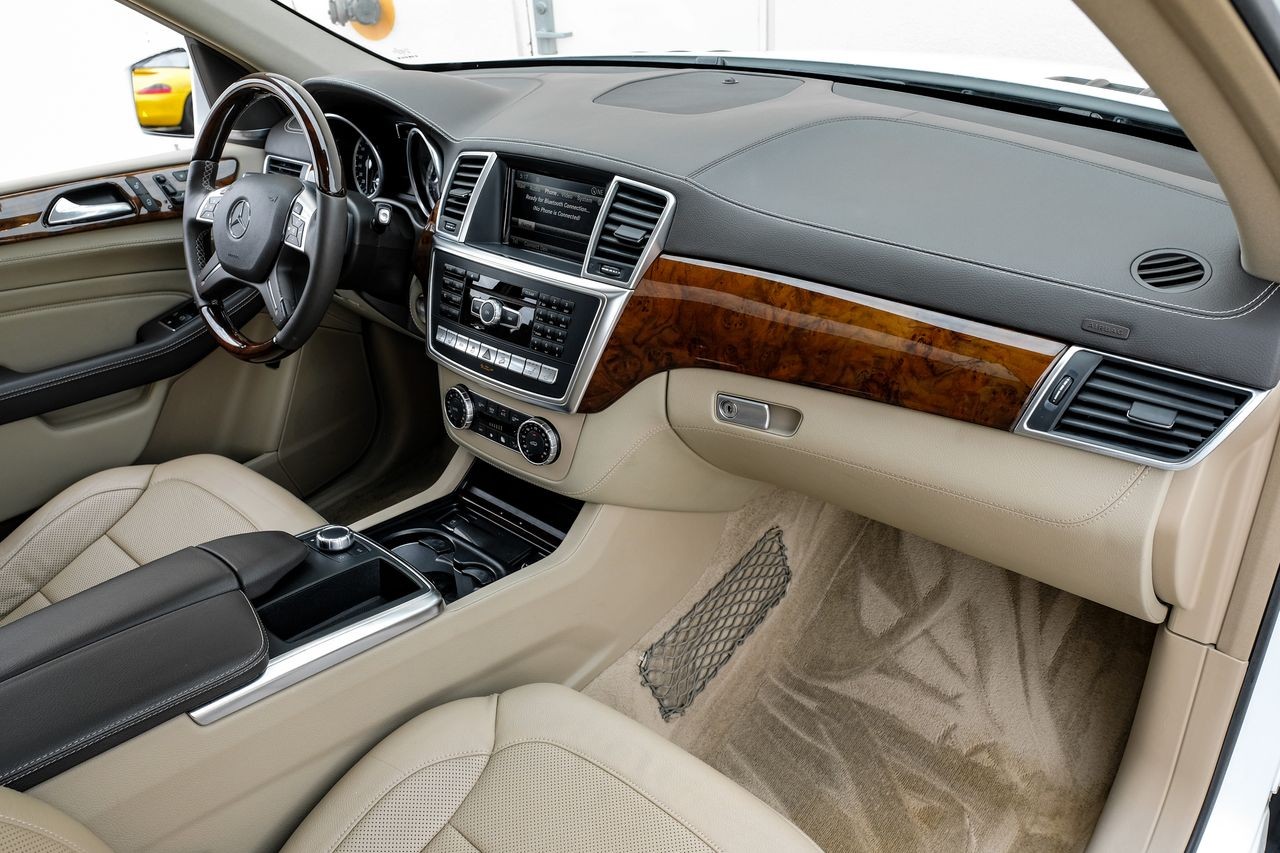 Mercedes-Benz ML Class Vehicle Main Gallery Image 13