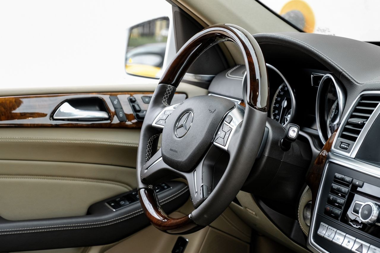 Mercedes-Benz ML Class Vehicle Main Gallery Image 14