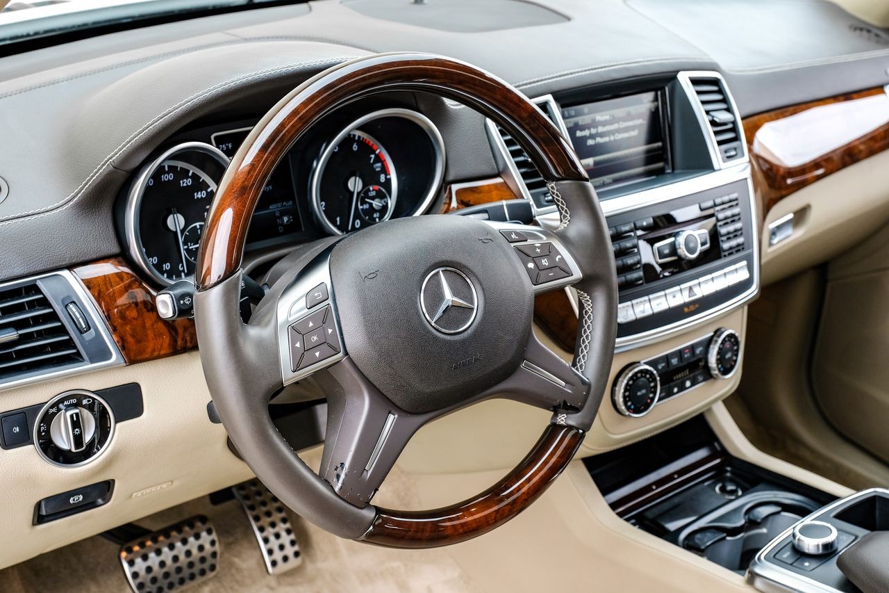 Mercedes-Benz ML Class Vehicle Main Gallery Image 16