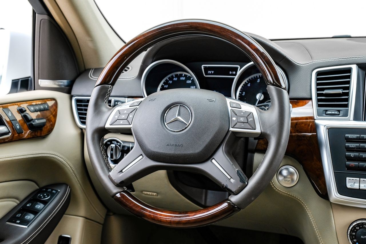 Mercedes-Benz ML Class Vehicle Main Gallery Image 17