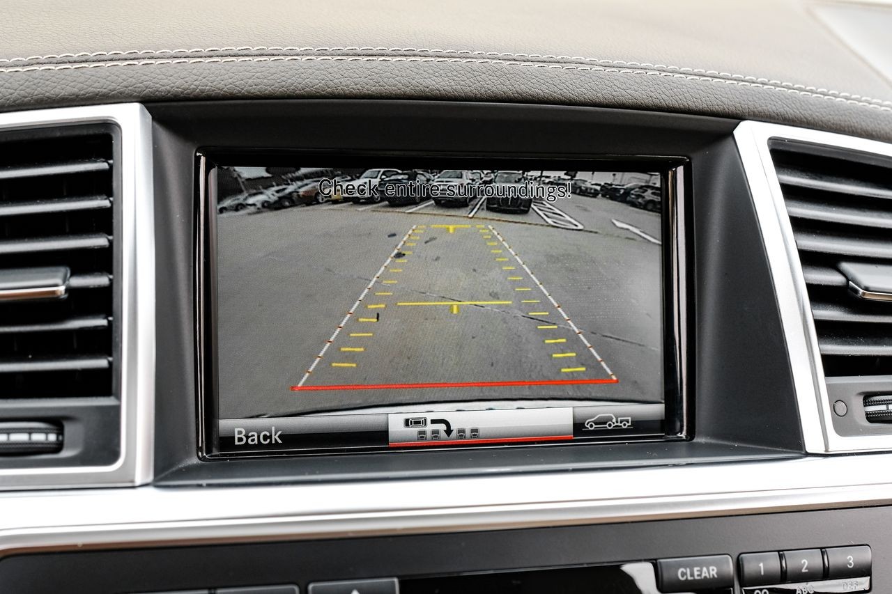 Mercedes-Benz ML Class Vehicle Main Gallery Image 23