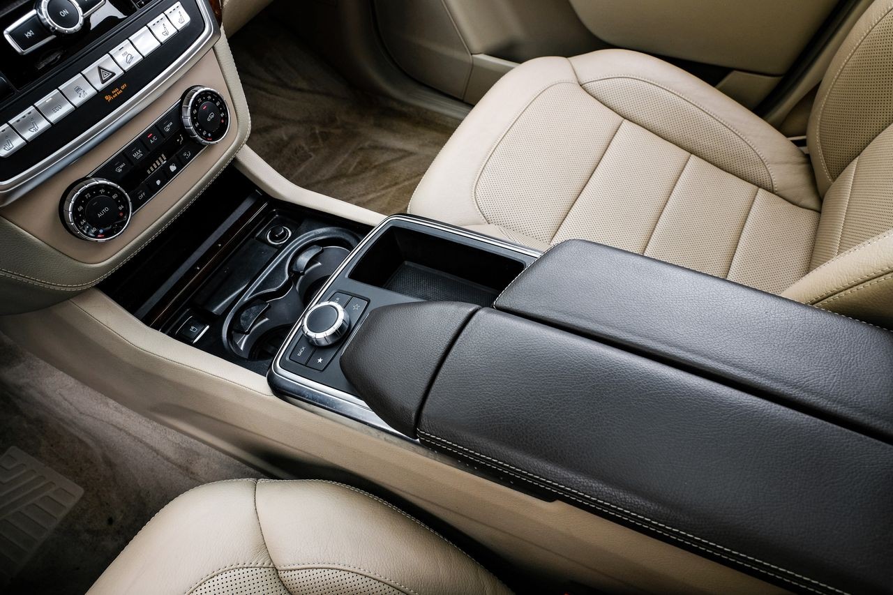 Mercedes-Benz ML Class Vehicle Main Gallery Image 25