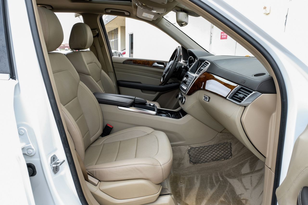 Mercedes-Benz ML Class Vehicle Main Gallery Image 30